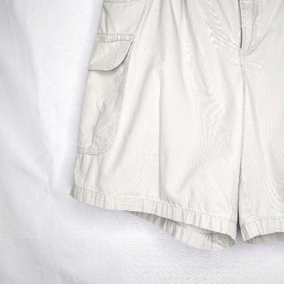 Columbia Cargo shorts. Taupe waist 34 - Picture 8 of 10
